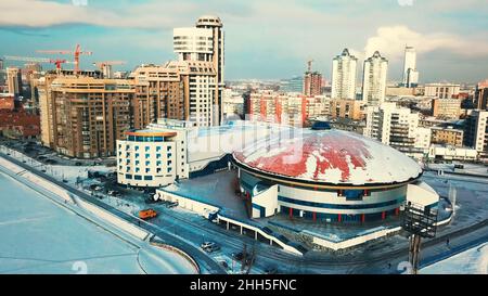 Stadtlandschaften, Bürohochhäuser und Wolkenkratzer in der Stadt, Winterlicht, Blick von oben im Winter. Draufsicht auf die moderne Winterstadt. Stockfoto