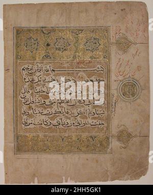 Folio aus einem Koran Manuskript mit Versen aus dem Surat al-Maryam 14th. Jahrhundert in diesen Folios aus einem mamlukischen Qur’an-Manuskript werden Verse in einer schwarzen Tinte in Naskhi-Schrift in Cloud-Bands geschrieben, einem von chinesischer Kunst inspirierten Gerät, vor einem schraffierten Hintergrund. Die Sura-Überschrift ist mit einem geometrischen Streifenmuster verziert, wobei drei achtspitzige Sterne den Namen der Sura 19 ('von Maryam'), die Anzahl der Verse (89) und den Ort der Offenbarung (Mekka) umschließen, während die Konturräume mit Schriftrollen gefüllt sind. Folio aus einer Qur'an-Handschrift mit Versen aus dem Surat al-Maryam 452704 Stockfoto