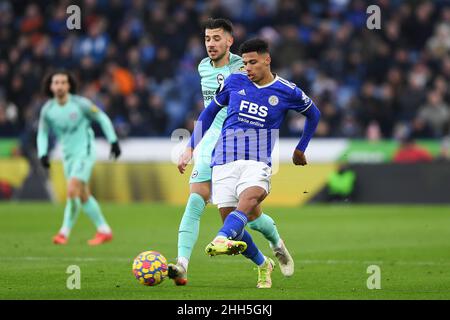 LEICESTER, GROSSBRITANNIEN. JAN 23rd James Justin von Leicester City lässt den Ball zurück, unter Druck von Jakub Moder von Brighton und Hove Albion während des Premier League-Spiels zwischen Leicester City und Brighton und Hove Albion am Sonntag, 23rd. Januar 2022 im King Power Stadium, Leicester. (Kredit: Jon Hobley | MI News) Kredit: MI Nachrichten & Sport /Alamy Live News Stockfoto