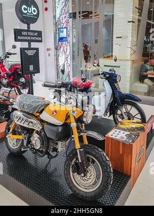 KANCHANABURI,THAILAND-31. OKTOBER 2020 : Honda Super Cub C 125 Motorrad Klassiker 125cc. Sammlung zum Verkauf auf dem Honda Cub Messestand Stockfoto