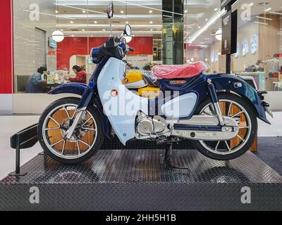 KANCHANABURI,THAILAND-31. OKTOBER 2020 : Honda Super Cub C 125 Motorrad Klassiker 125cc. Sammlung zum Verkauf auf dem Honda Cub Messestand Stockfoto