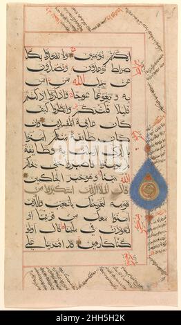 Folio aus einem Koran Manuskript vermutlich 15th Jahrhundert Für indische Qur'ans wurde zwischen dem späten 14. Und mittleren 16. Jahrhundert eine einzigartige kursive Schrift verwendet. bihari (aus der Region Bihar) genannt, obwohl es nicht genau bekannt ist, wo es entwickelt wurde, sind die Hauptmerkmale des Skripts breite, ausgedehnte horizontale Linien und dünne empfindliche Vertikale. Qur'ans dieses Stils haben auch oft mehrere verschiedene Farben für den Text (wie rot für das Wort Allah und Gold für den Beginn eines neuen Abschnitts), und beinhalten Zickzackig persischen Kommentar in den Rändern.. Folio aus einem Qur'an-Manuskript 45283 Stockfoto