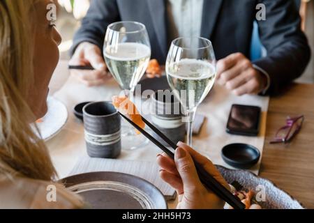 Mann und Frau essen Sushi zum Mittagessen im Restaurant Stockfoto
