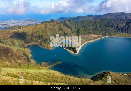 Lagoa do Fogo mit Bergkette von Miradouro do Pico Da Barrosa, Sao Miguel Island, Azoren, Portugal Stockfoto