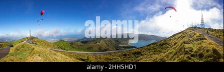 Gleitschirme über der Bergkette bei Lagoa do Fogo an sonnigen Tagen, Sao Miguel Island, Azoren, Portugal Stockfoto