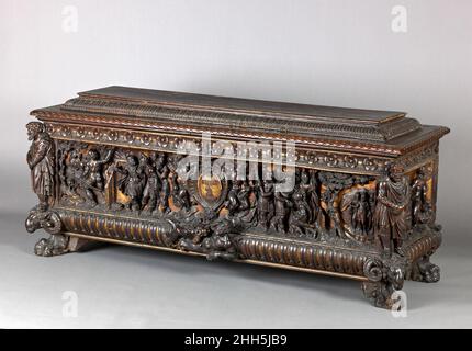 Cassone zweite Hälfte des 16th. Jahrhunderts (umgebaut, mit Ersatz) Italienisch (Siena oder Rom?). Cassone. Italienisch (Siena oder Rom?). Zweite Hälfte des 16th. Jahrhunderts (umgebaut, mit Ersatz). Walnuss, teilweise geschnitzt, Spuren von Vergoldung und Polychromie; Eisenbeschläge. Holzmöbel Stockfoto