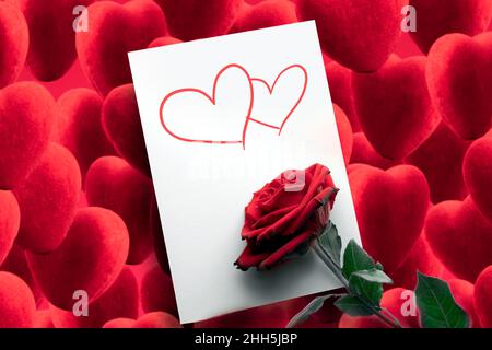 Zwei handgezeichnete Herzen auf einer weißen Postkarte. Hochzeitseinladung oder valentinskarte. Eine rote Rose auf einer Briefbotschaft oder einem Gruß, eine Liebeserklärung. Stockfoto