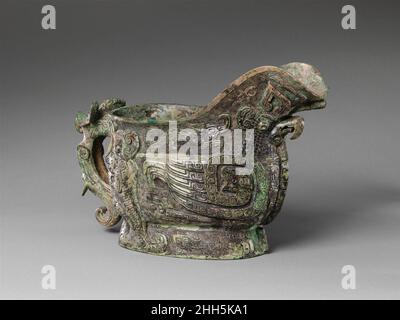 Spouted Wine Vessel (Gong) 13th. Jahrhundert v. Chr. China (Provinz Henan, möglicherweise Anyang) jede Oberfläche dieses Schiffs ist von fantastischen Kreaturen belebt: Ein Eule-ähnlicher Vogel mit gewickelten Schlangenflügeln dominiert den Körper, während ein anderer Vogel den Bügel bildet. Katzen, Drachen und Fische füllen die Zwischenräume. Hören Sie zu, wie Experten die Geschichte dieses Kunstwerks beleuchten Hörspiel oder Pause #7360. Spouted Ritual Wine Vessel (Guang) unterstützt von Bloomberg Philanthropies Leider ist das Transkript für diesen Audiotrack derzeit nicht verfügbar. Wir arbeiten daran, es So bald wie möglich zur Verfügung zu stellen. Auslauf Stockfoto