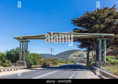 Australien, Victoria, Great Ocean Road Memorial Arch am Eastern View Stockfoto
