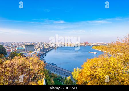 Ukraine, Kiew, Luftaufnahme der Stadt am Flussufer am sonnigen Herbsttag Stockfoto