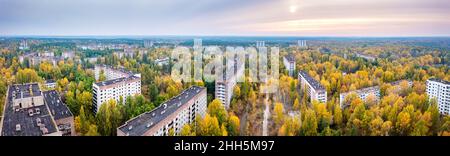 Ukraine, Kiew Oblast, Pripjat, Luftpanorama der verlassenen Stadt bei Sonnenuntergang im Herbst Stockfoto