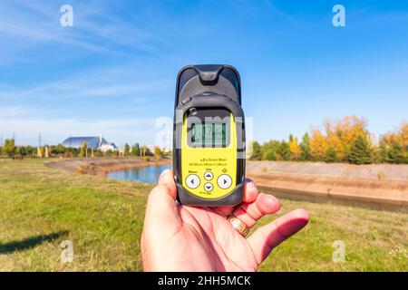 Ukraine, Oblast Kiew, Tschernobyl, Hand des Menschen mit Geigerzähler zur Messung der Strahlenbelastung in der Nähe des Kernkraftwerks Tschernobyl Stockfoto