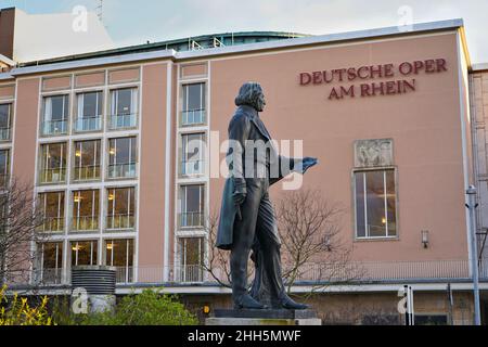 Bronzestatue des Komponisten Felix Mendelssohn Bartholdy, musikalischer Leiter von Düsseldorf von 1833 - 1835, vor dem Düsseldorfer Opernhaus. Stockfoto