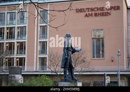 Bronzestatue des Komponisten Felix Mendelssohn Bartholdy, musikalischer Leiter von Düsseldorf von 1833 - 1835, vor der Deutschen Oper am Rhein. Stockfoto