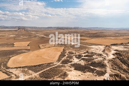 Erodierte Landschaft bei Bardenas Reales, Navarra, Spanien Stockfoto