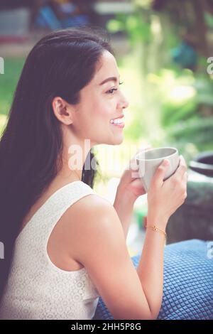 Lifestyle der schönen asiatischen Frau genießt frischen Kaffee am Morgen zu Hause. Glückliche Zeit der Stadt ​​life. Vintage-Ton. Stockfoto