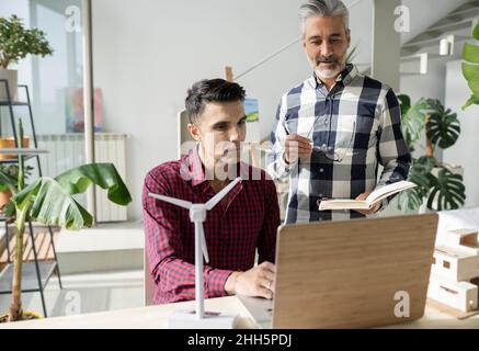 Kollege diskutiert über Laptop im Heimbüro Stockfoto