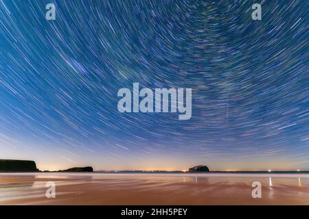 Großbritannien, Schottland, North Berwick, Star Trails über Bass Rock Stockfoto