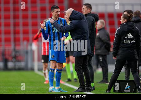 EINDHOVEN, NIEDERLANDE - 23. JANUAR: Steven Berghuis von Ajax, Cheftrainer Erik ten Hag von Ajax während des niederländischen Eredivisie-Spiels zwischen PSV Eindhoven und Ajax im Philips Stadion am 23. Januar 2022 in Eindhoven, Niederlande (Foto: Peter Lous/Orange Picters) Stockfoto