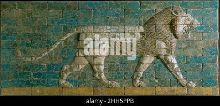 Panel mit streifenden Löwen ca. 604–562 v. Chr. Babylonisch das assyrische Reich fiel vor den kombinierten Anschlachten von Babyloniern und Medes in den Jahren 614 und 612 v. Chr. in den letzten Tagen des Reiches, Nabopolassar (r. 625–605 v. Chr.), der im assyrischen Dienst gewesen war, gründete eine neue Dynastie mit ihrer Hauptstadt in Babylon. Während der Herrschaft seines Sohnes, Nebukadnezar II (r. 604–562 v. Chr.) erreichte das neubabylonische Reich seinen Höhepunkt. Dies war größtenteils auf Nebukadnezars Fähigkeit als Staatsmann und General zurückzuführen. Er pflegte freundschaftliche Beziehungen zu den Meden im Osten, während er erfolgreich mit Ägypten um t wetteifern konnte Stockfoto