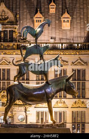 Deutschland, Bremen, Stadt Musiker der Bremer Skulptur bei Nacht Stockfoto