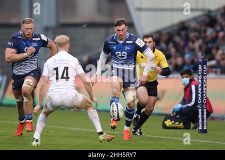 MANCHESTER, GROSSBRITANNIEN. JAN 23rd Tom Roebuck von Sale Sharks läuft mit dem Ball während des European Champions Cup-Spiels zwischen Sale Sharks und Ospreys am Sonntag, 23rd. Januar 2022 im AJ Bell Stadium, Eccles. (Kredit: Pat Scaasi | MI Nachrichten) Kredit: MI Nachrichten & Sport /Alamy Live Nachrichten Stockfoto