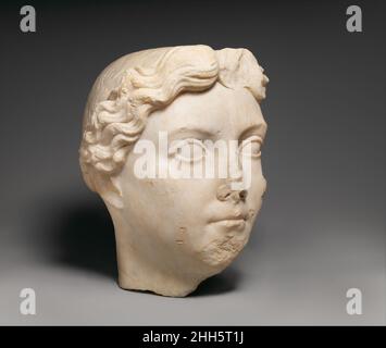 Marmorportrait von Livia ca. A.D. 14–37 Roman dieser gut ausgeführte Kopf strebt nicht danach, ein lebensechtes Porträt zu sein, sondern stellt Livia als eine idealisierte, Jugendliche Figur dar. Die 58 v. Chr. geborene Livia wäre in ihren Jahren 70s oder 80s gewesen, als sie geschnitzt wurde, wahrscheinlich unter der Herrschaft ihres Sohnes Tiberius. Als Frau des Kaiser Augustus übte sie enormen Einfluss auf den kaiserlichen Hof aus und behielt ihr Ansehen auch nach seinem Tod im Jahre 14 n. Chr. durch die Verbindung mit dem deifizierten Augustus, dem regierenden Kaiser Tiberius und ihren anderen Nachkommen, zu denen auch die zukünftigen Kaiser Gaius (Caligula), Claudius und Ner gehörten Stockfoto