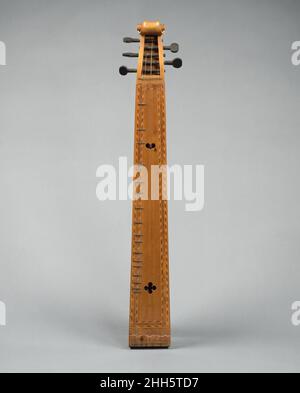 Epinette des Vosges Ende 19th. Jahrhundert Amant Constant (Amé) Lambert Französisch die Epinette des Vosges ist eine traditionelle Zupfzither, die in Gebieten der Vogesen in Frankreich verwendet wird. Es kann bereits im 18. Jahrhundert dokumentiert werden. Dieses Beispiel hat fünf Drahtsaiten, zwei für die Melodie und drei Drohnensaiten. Im Scroll-Pegbox befinden sich fünf seitliche Holzsaiten. Siebzehn Drahtstapelbünde unter den beiden Melodiesaiten. Herz- und quatrefoil-förmige Schalllöcher durchdringen das Resonanzboden. Eingelegte mehrfarbige Holzleisten umrahmen das Soundboard. Épinette des Vosges. Französisch. Ende 19th c Stockfoto