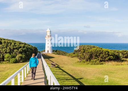 Australien, Victoria, Cape Otway, weibliche Touristen, die auf einem Fußweg zum Cape Otway Lighthouse im Great Otway National Park spazieren Stockfoto