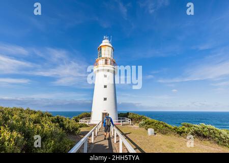 Australien, Victoria, Cape Otway, Male Tourist Wandern auf einem Fußweg zum Cape Otway Lighthouse im Great Otway National Park Stockfoto