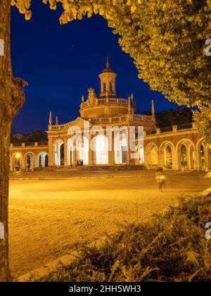 Spanien, Gemeinde Madrid, Aranjuez, beleuchtete Fassade der Iglesia de San Antonio de Padua bei Nacht Stockfoto