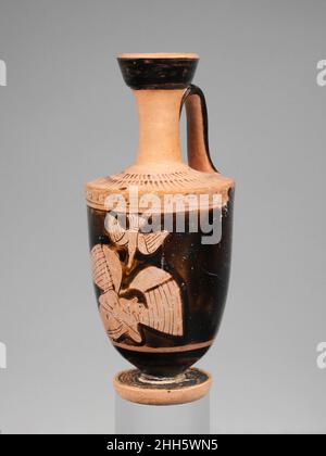 Terrakotta-Lekithos (Ölflasche) 2nd Viertel des 5th. Jahrhunderts v. Chr. dem Ikarus-Maler zugeschrieben Geflügelte Jugend und VogelDie Identität der geflügelten Figur und der Szene als Ganzes ist unklar. Die Figur wird am häufigsten Icarus oder Hypnos genannt. Ersteres scheint plausibler zu sein, angesichts der verdrehten Pose der Figur und der Position des Vogels, die auf einen steilen Abstieg hindeutet. Terrakotta-Lekithos (Ölflasche). Griechisch, Dachboden. 2nd Viertel des 5th. Jahrhunderts v. Chr.. Terrakotta; rote Figur. Klassisch. Vasen Stockfoto