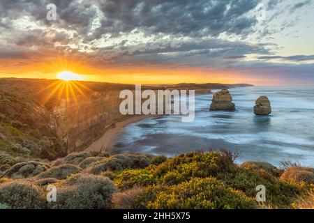 Australien, Victoria, View of Twelve Apostles und Gibson Steps im Port Campbell National Park bei Sonnenaufgang Stockfoto