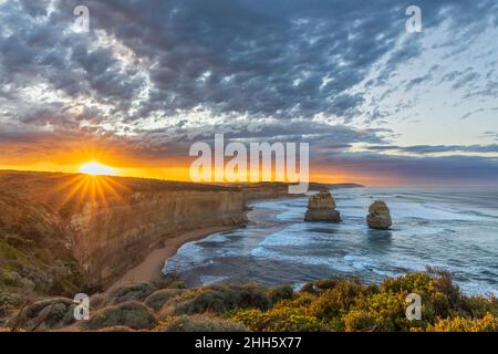 Australien, Victoria, View of Twelve Apostles und Gibson Steps im Port Campbell National Park bei Sonnenaufgang Stockfoto