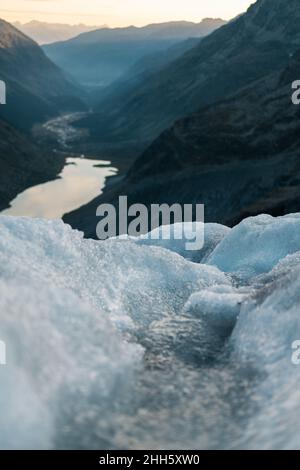 Der Wasserlauf vom Gletscher hinunter zum See. Roseggletscher, Schweiz Stockfoto