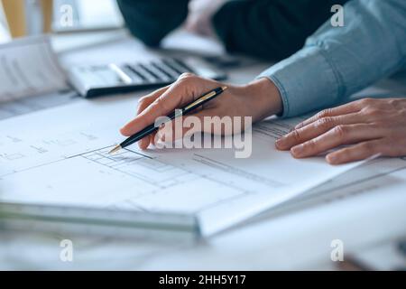 Geschäftsfrau hält Stift über Diagramm auf Papier Stockfoto