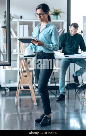 Architekt, der im Büro an einem Tablet-PC arbeitet Stockfoto