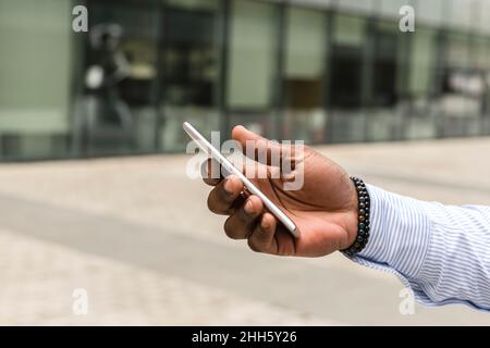 Junger Mann mit Handy Stockfoto
