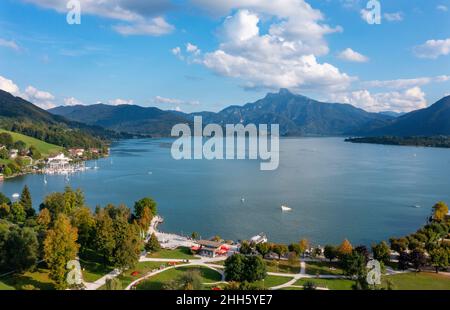 Österreich, Oberösterreich, Mondsee, Drohne Blick auf den Mondsee im Sommer mit Schafberg im Hintergrund Stockfoto