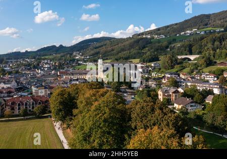 Österreich, Oberösterreich, Mondsee, Drohne Blick auf die Stadt im Salzkammergut im Sommer Stockfoto