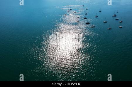 Drohnenansicht von Segelbooten, die im Mondsee schweben Stockfoto