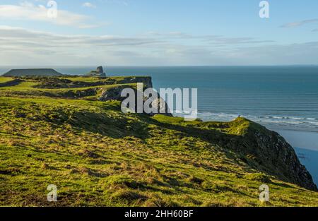 Ein klarer Blick entlang der Klippen zum Worms Head bei Rhossili auf der Gower Peninsula Stockfoto