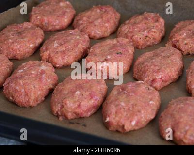 Rohe Fleischschnitzel in einem Backblech sind bereit zum Kochen Stockfoto