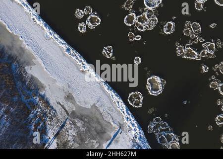 Drohnenansicht des schneebedeckten Ufers der oder Stockfoto