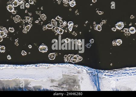 Drohnenansicht des schneebedeckten Ufers der oder Stockfoto