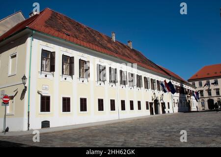 Zagreb, Kroatien, Republika Hrvatska, Europa. Markusplatz (trg svetog Marka). Ban's Court (Banski Dvori), historisches Gebäude auf der Westseite des Markusplatzes Es diente als offizieller Wohnsitz der kroatischen Verbote und beherbergt derzeit die kroatische Regierung. Barocker Klassizismus, 18th. Jahrhundert. Stockfoto