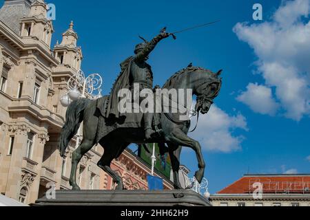 Zagreb, Kroatien, Republika Hrvatska, Europa.Platz Josip Jelacic (Trg bana Josipa Jelacica). Reiterstatue auf Ban Josip Jelacic, realisiert 1866 vom deutsch-österreichischen Bildhauer Anton Dominik Fernkorn. Das Denkmal erinnert an seine militärischen Feldzüge während der Revolution von 1848. Stockfoto