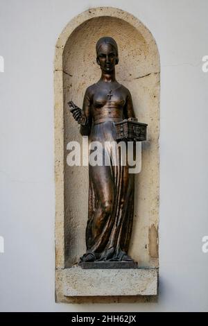 Zagreb, Kroatien, Republika Hrvatska, Europa. Das Steintor (Kamenita vrata) ist ein Wahrzeichen der Oberstadt Zagreb. Es wurde zwischen 1242 und 1266 erbaut. Statue von Dora Krupi, eine Figur aus dem Roman der Schatz des Goldschmiedes (Zlatarovo zlato), geschrieben von August Senoa und veröffentlicht im Jahr 1871. Es gilt als Kroatias erster echter historischer Roman. Stockfoto