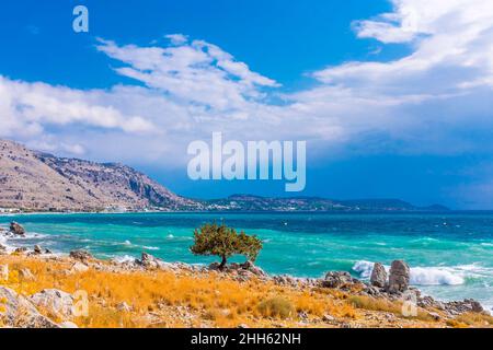 Wunderschöne Küste an sonnigen Tagen in Lardos, Rhodos, Griechenland Stockfoto