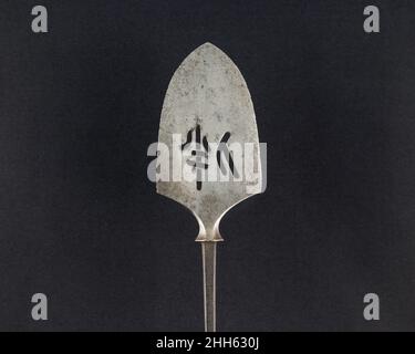 Arrowhead (Yanone) Japanisch des 18th. Jahrhunderts Obwohl japanische Krieger heute am meisten für ihre Schwertkunst bekannt sind, ist Bogenschießen, vor allem vom Pferderücken aus, seit Jahrhunderten ein wesentlicher Bestandteil der Samurai-Kriegsführung und -Kultur. Pfeile wurden mit unterschiedlich geformten Köpfen versehen, je nach ihrem Verwendungszweck im Krieg, bei der Jagd oder bei der Zielübung. Pfeilspitzen, die für den Einsatz auf dem Schlachtfeld entwickelt wurden, enthalten verschiedene Designs, die für spezielle Zwecke wie das Durchstechen von Rüstungen oder maximale Schäden an Pferden und unbewaffneten Mitarbeitern vorgesehen sind.große Pfeilspitzen, durchbohrt und aufwendig mit la gemeißelt Stockfoto